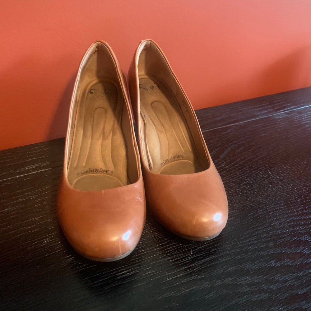 Sofft round toe pumps